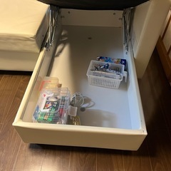 ソファーベッド& テーブルの画像