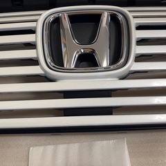 新品：ホンダ ヴェゼル 純正フロントグリルの画像