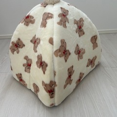 【ペット用】新品同様　ふわふわテントベッド Mサイズ／くま柄でとてもかわいいの画像