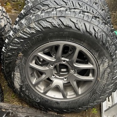 ジムニー用のホイール・タイヤで、タイヤの溝はかなり良い状態です。ホイールにも大きな傷や歪み、打痕はありません。の画像