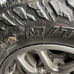 ジムニー用のホイール・タイヤで、タイヤの溝はかなり良い状態です。ホイールにも大きな傷や歪み、打痕はありません。の画像