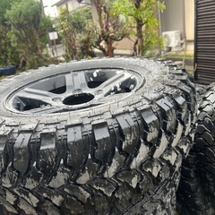 ジムニー用のホイール・タイヤで、タイヤの溝はかなり良い状態です。ホイールにも大きな傷や歪み、打痕はありません。の画像