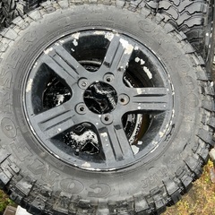 ジムニー用のホイール・タイヤで、タイヤの溝はかなり良い状態です。ホイールにも大きな傷や歪み、打痕はありません。の画像
