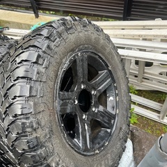 ジムニー用のホイール・タイヤで、タイヤの溝はかなり良い状態です。ホイールにも大きな傷や歪み、打痕はありません。の画像