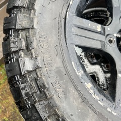 ジムニー用のホイール・タイヤで、タイヤの溝はかなり良い状態です。ホイールにも大きな傷や歪み、打痕はありません。の画像