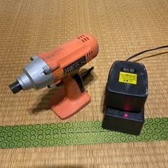 インパクトドライバー、充電器付きピットもお付けしますの画像