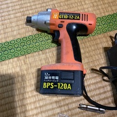 インパクトドライバー、充電器付きピットもお付けしますの画像