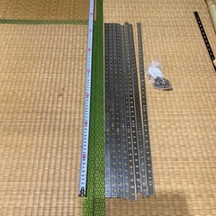 可動棚用レール　65センチ× 8本　フックもありの画像