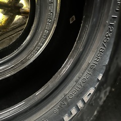 ジムニー用のホイール・タイヤで、タイヤの溝はかなり良い状態です。ホイールにも大きな傷や歪み、打痕はありません。の画像