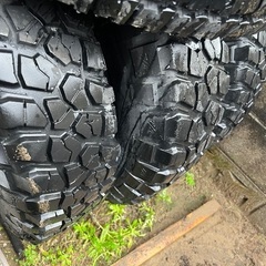 ジムニー用のホイール・タイヤで、タイヤの溝はかなり良い状態です。ホイールにも大きな傷や歪み、打痕はありません。の画像