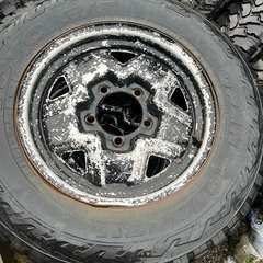 タイヤの溝とホイールの状態はあまり良くありません。の画像