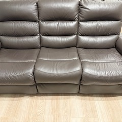 ニトリ 電動リクライニングソファ三人掛け Nビリーバ2本革 ダークブラウンの画像