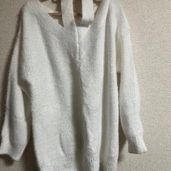 ホワイト オーバーサイズ ニットの画像