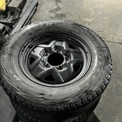 ジムニー用のホイール・タイヤセットです。スタッドレスタイヤで、パンクはありませんが、溝はあまり残っていません。の画像
