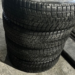 ジムニー用のホイール・タイヤセットです。スタッドレスタイヤで、パンクはありませんが、溝はあまり残っていません。の画像