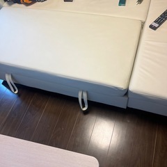 ソファーベッド& テーブルの画像