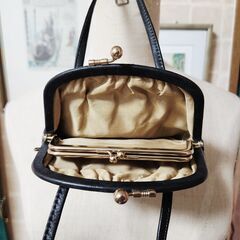 ！レトロ可愛い本革お財布式バッグ。とっても丁寧な仕様です。いかがでしょうか？の画像