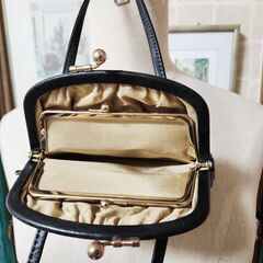 ！レトロ可愛い本革お財布式バッグ。とっても丁寧な仕様です。いかがでしょうか？の画像