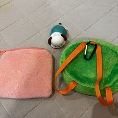 ポーチとおもちゃの画像