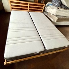 中古のクインサイズのベッドになります、の画像