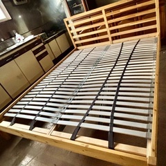 中古のクインサイズのベッドになります、の画像