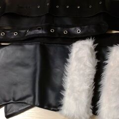 クリスマス前に新しい持ち主を探している、忙しい歴史を持つサンタの衣装の画像