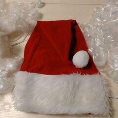 クリスマス前に新しい持ち主を探している、忙しい歴史を持つサンタの衣装の画像