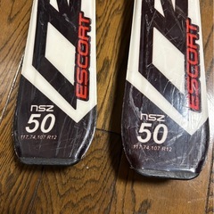 スキーの板とブーツのセットですの画像