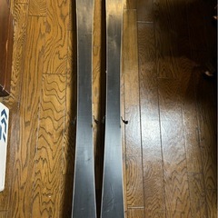 スキーの板とブーツのセットですの画像