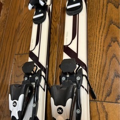 スキーの板とブーツのセットですの画像