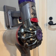 ダイソン　Dyson V8 Fluffy+towerのスタンドセットの画像