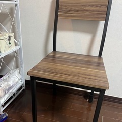 椅子　木目調黒の画像