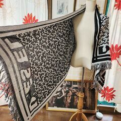 DIESEL(ディーゼル) 遊び心満載。シックな色合いなのにわくわく可愛らしいデザインの超大判ストール、いかがでしょうか？の画像