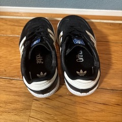 adidas   スニーカーの画像