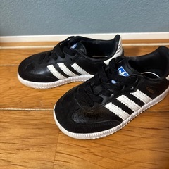 adidas   スニーカーの画像