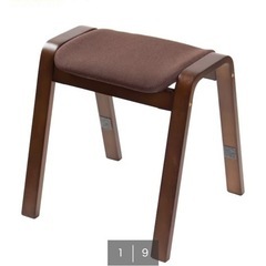 木製スツールと折りたたみテーブルの画像