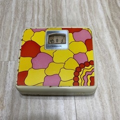 昔、懐かしいレトロなアナログ体重計の画像