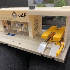 トミカ🔴JAF自動車製整備工場。整備台車が上がり自動ドアも開きますの画像