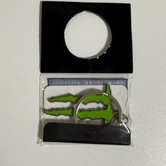 モンスターエナジー キーホルダー　と　コカコーラクッションポーチの画像