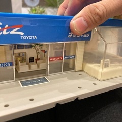 トミカ🔴自動車販売👦まわる回転車庫や扉ひらきますの画像