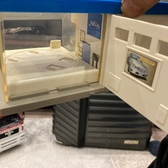 トミカ🔴自動車販売👦まわる回転車庫や扉ひらきますの画像