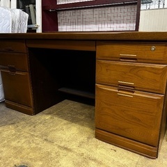 ディレクターのオフィスデスクの画像