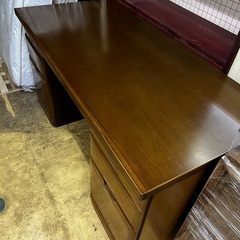 ディレクターのオフィスデスクの画像