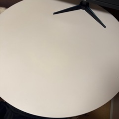 ホワイト円テーブルの画像