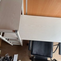 オフィスデスクとチェアの画像