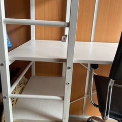 オフィスデスクとチェアの画像