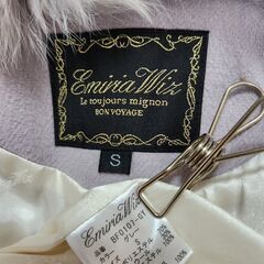 ほぼ新品未使用品。EmiriaWIz(エミリアウィズ) もふもふフォックスファーが愛らしい彩。淡いライラックカラーのコート、いかがでしょうか？の画像