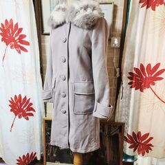 ほぼ新品未使用品。EmiriaWIz(エミリアウィズ) もふもふフォックスファーが愛らしい彩。淡いライラックカラーのコート、いかがでしょうか？の画像