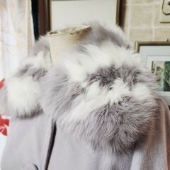 ほぼ新品未使用品。EmiriaWIz(エミリアウィズ) もふもふフォックスファーが愛らしい彩。淡いライラックカラーのコート、いかがでしょうか？の画像