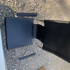 オフィスデスクとチェアの画像